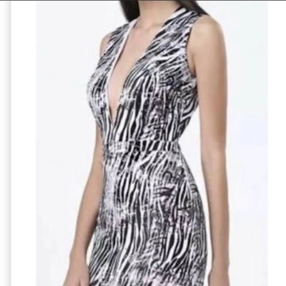 NWT Bebe Black White Zebra Print Deep V Bodycon Mini Dress Size M